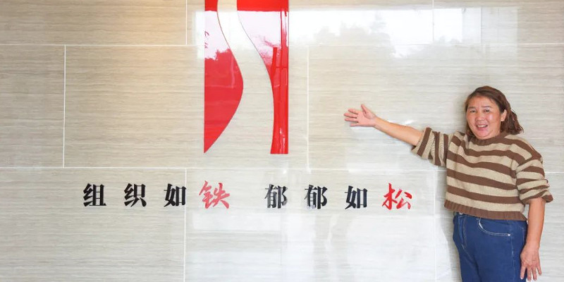 南方日报 | 营造重视劳动优异气氛 为“天下五一劳动奖章”获得者何拥萍办理东莞市优才卡